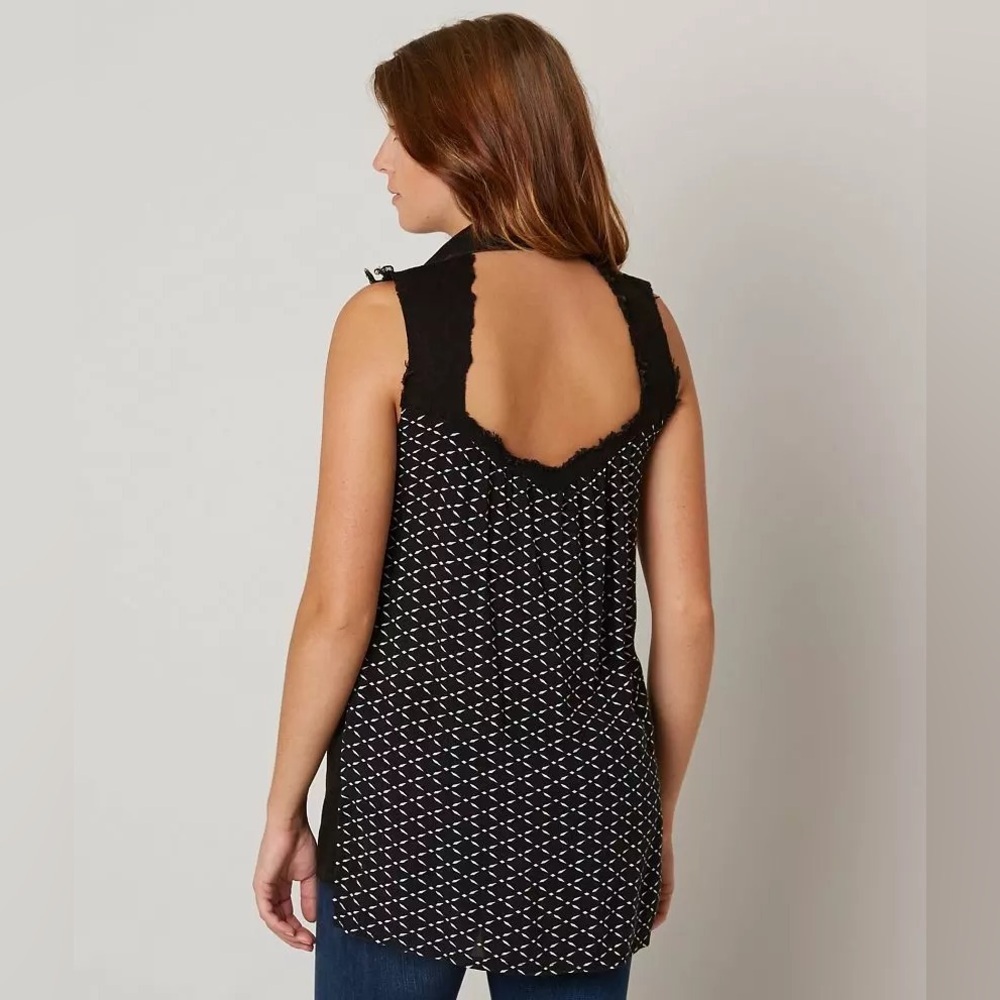 Buckle gimmicks sleeveless top - Picture 2 of 3